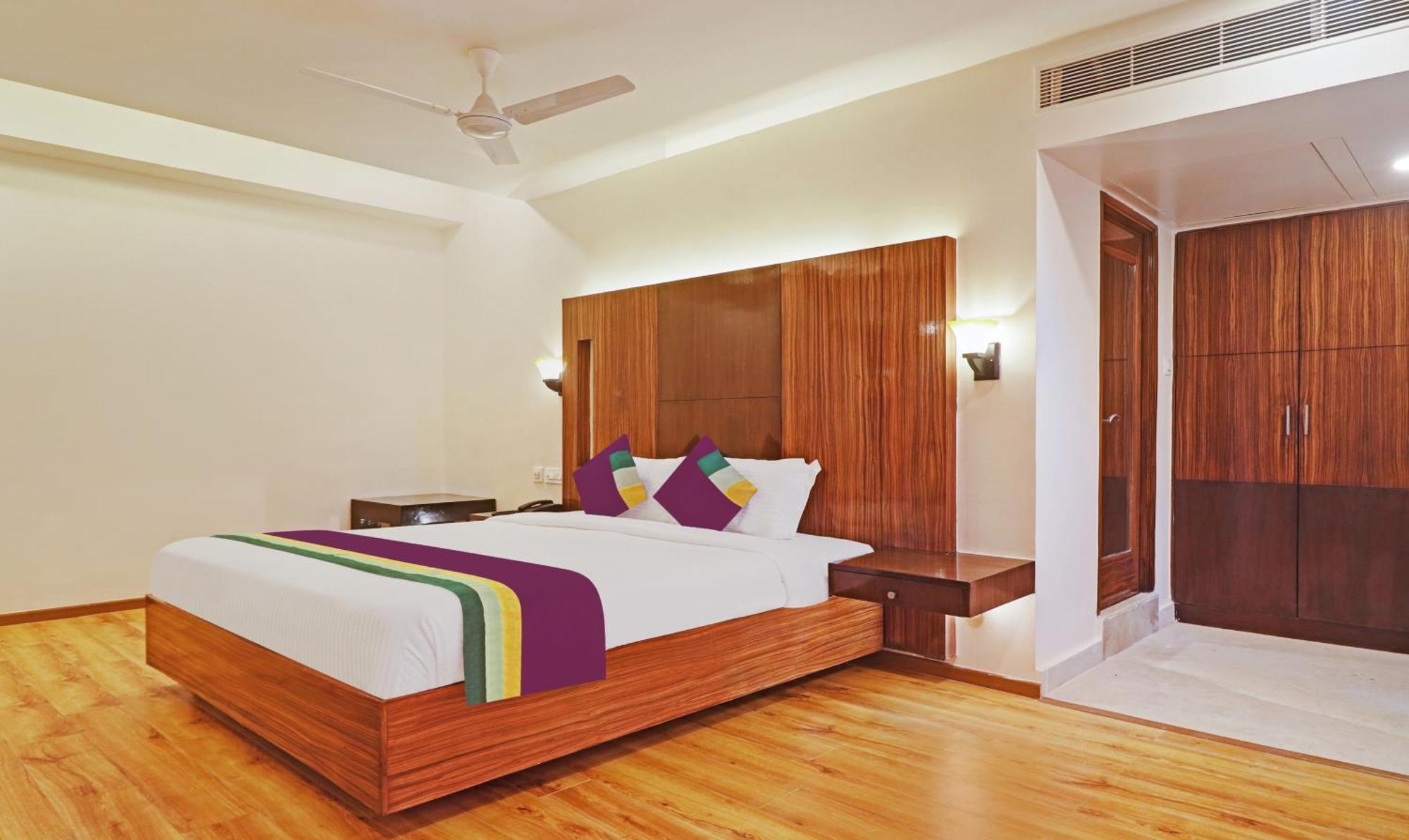 Treebo Premium Seven Lake View Hyderabad Exterior photo